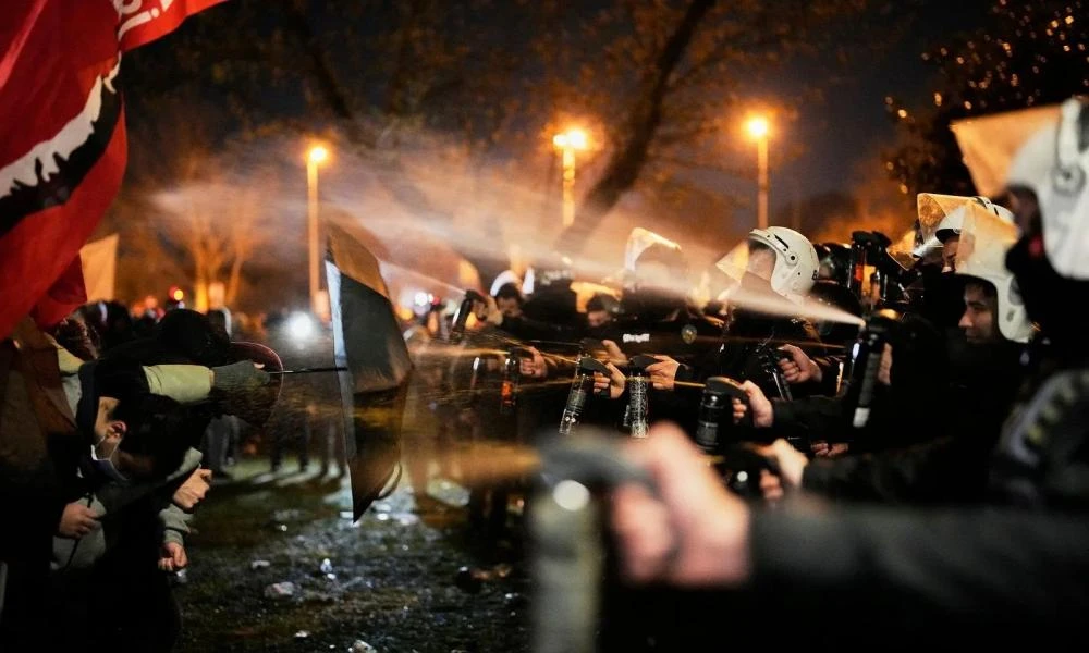 Στο χάος έχει βυθιστεί η Τουρκία: Oργισμένος ο λαός μετά τη σύλληψη Ιμάμογλου με ογκώδεις διαδηλώσεις